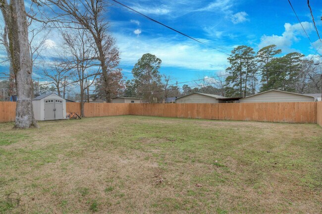 Building Photo - 9478 Poinsettia Dr