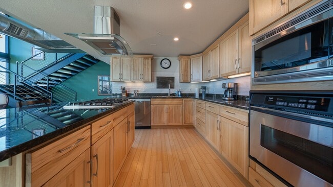 Building Photo - 417 E Kiowa St