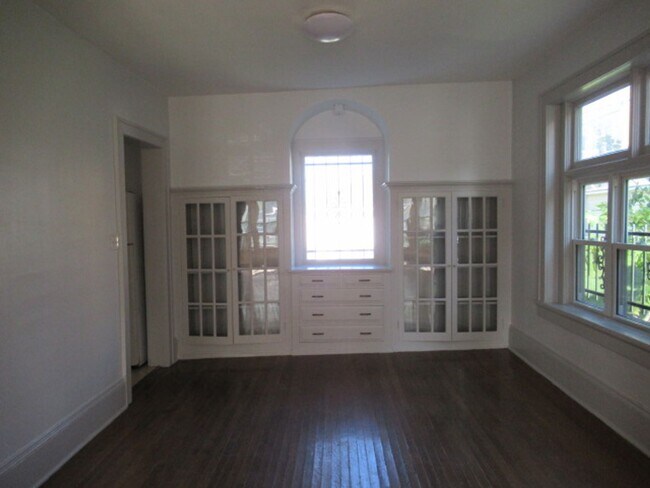 Foto del edificio - Eastside Home-Immediate Availability three-bedroom with office and two car off street parking