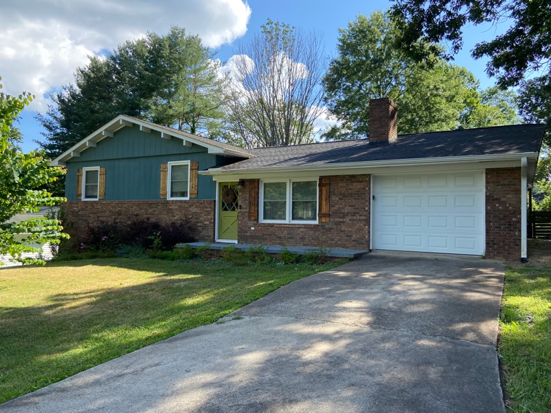 Primary Photo - 208 Clover Dr