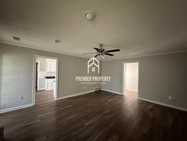 Building Photo - 425 Regis Cove