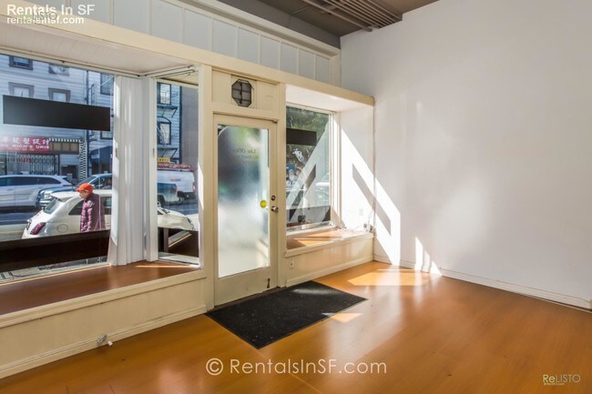 Building Photo - Office/Commercial space in Russian Hill!
