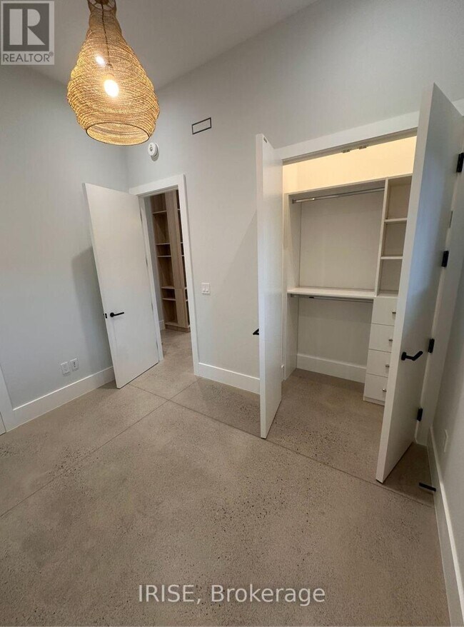 Building Photo - 1B Marowyne Dr