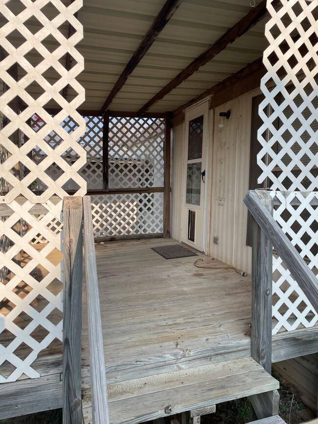 Building Photo - 2 bed 1 bath trailer house