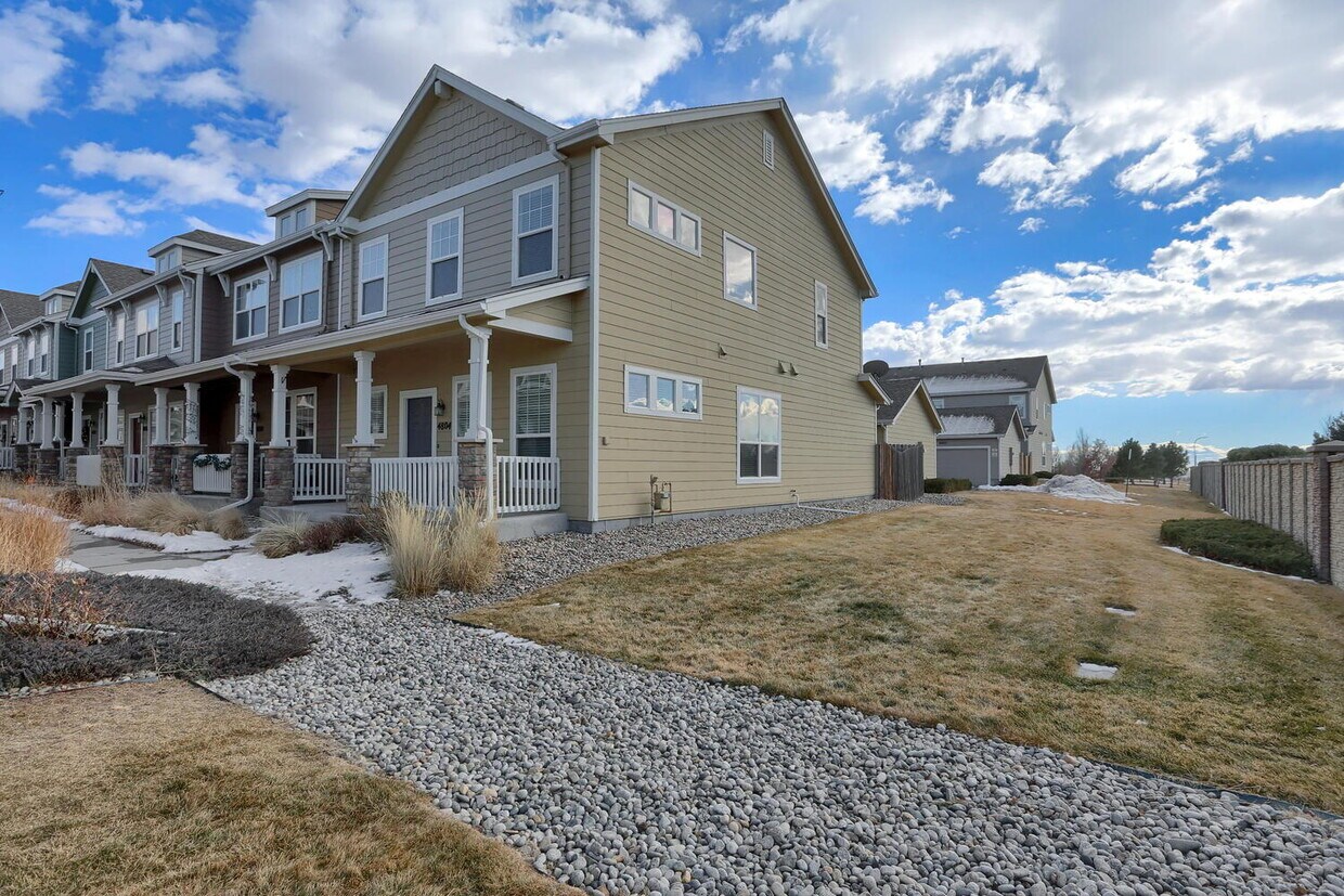 Foto principal - Open Concept Townhome in Excellent Conditi...