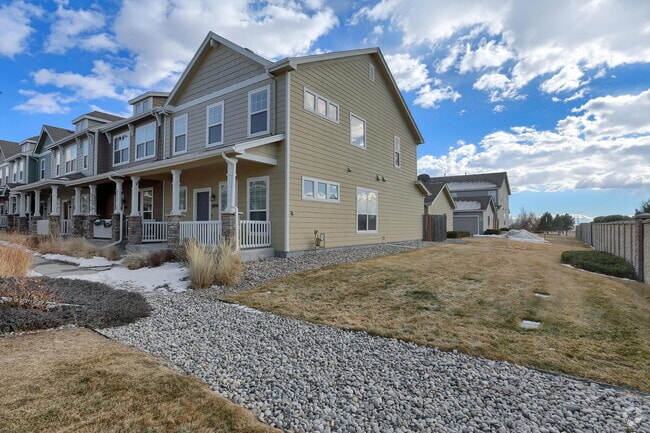 Building Photo - Open Concept Townhome in Excellent Conditi...