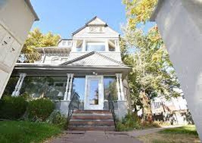 Building Photo - Incredible condo located in a unique victo...