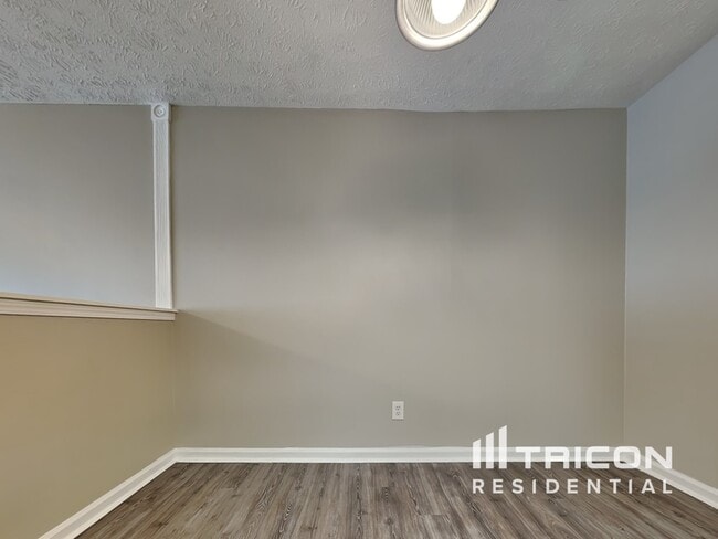Building Photo - 135 Victoria Dr