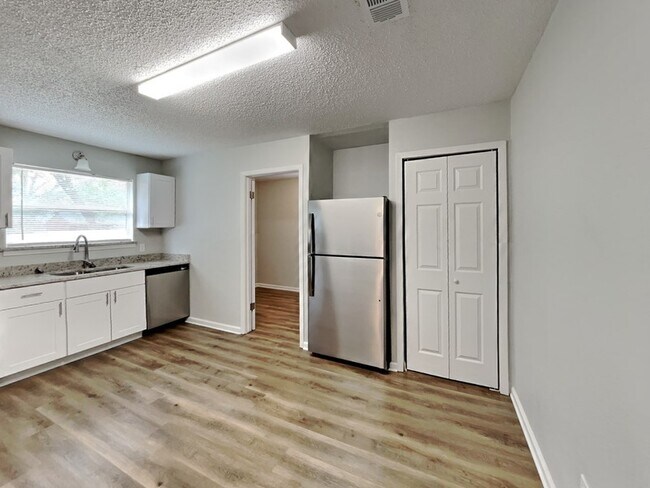 Building Photo - 825 Livingston Dr