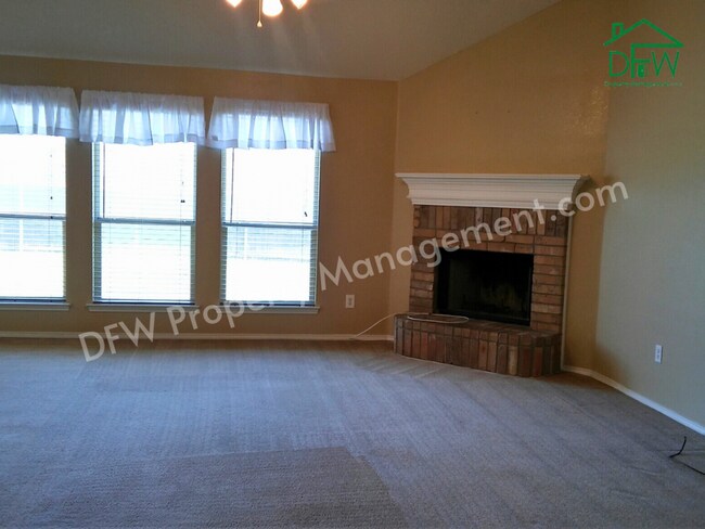 Foto del edificio - Spacious 3-Bedroom Corner Lot Home with La...