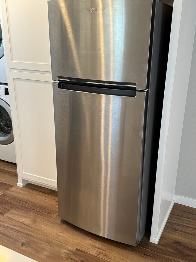 Building Photo - NICE UPSTAIRS UNIT WITH 2 BED 1 BATH IN GR...