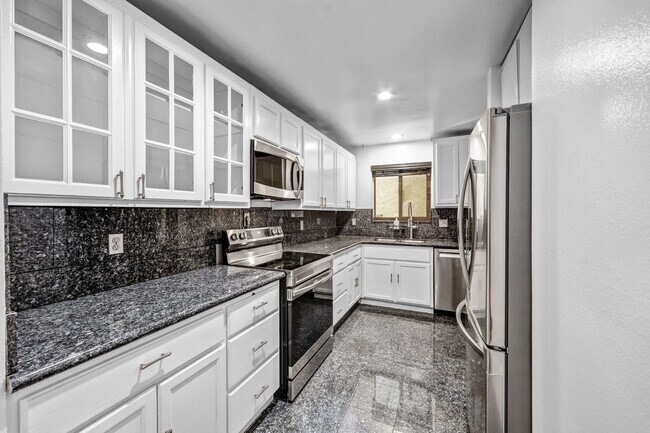 Building Photo - Spacious End-Unit Hollywood Condo with 2 Parking Spaces