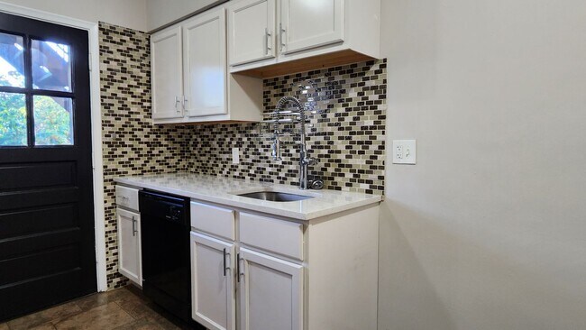 Foto del edificio - One-Bedroom Apartment in Dogtown*In-Unit W...