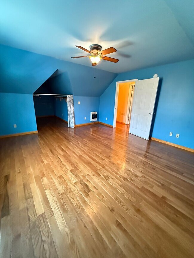 Building Photo - One Bedroom Apt with Utilities Included