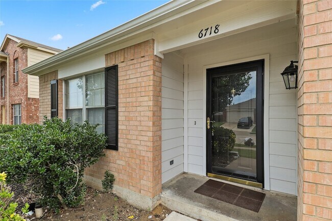 Foto del edificio - 6718 Ambercrest Dr