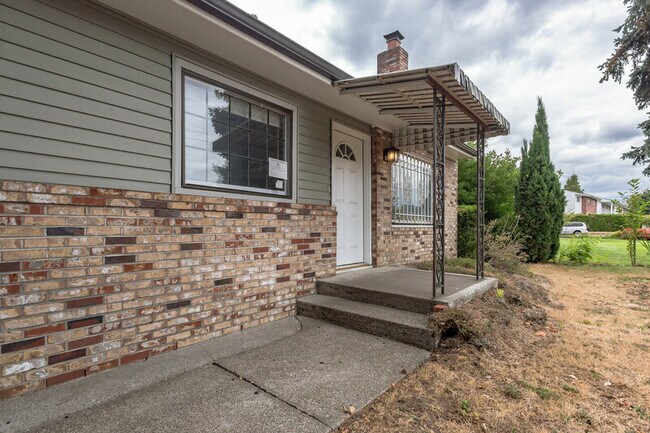 Building Photo - 10811 SE Fuller Rd