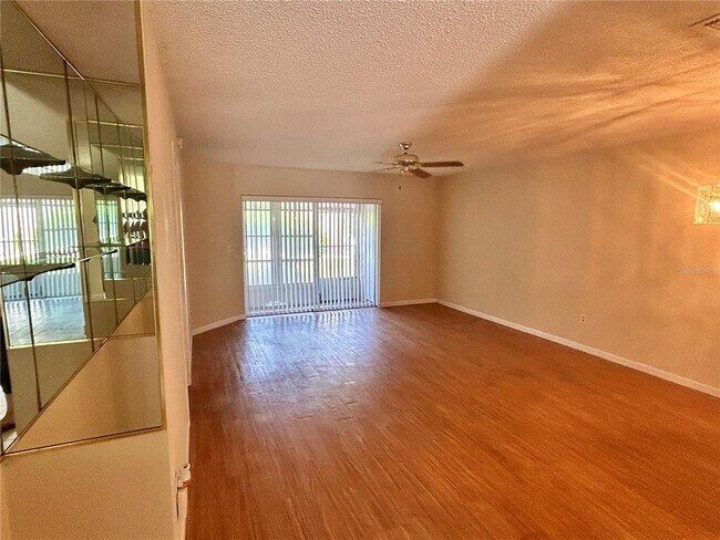 Foto del edificio - 4908 Myrtle Oak Dr