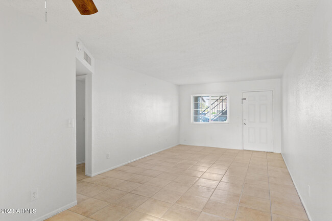 Building Photo - 1815 N Spring