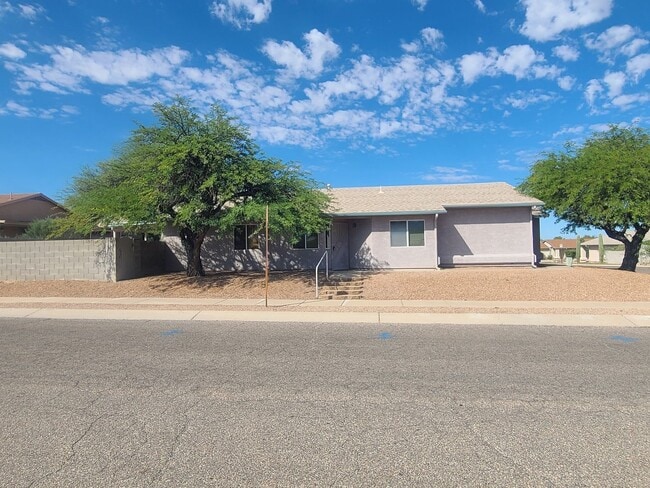 Building Photo - Beautiful 3 bedroom with a den - 2 bathroom