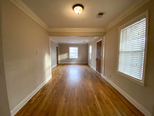 Building Photo - 3 bedroom 1 bath near the university of Me...