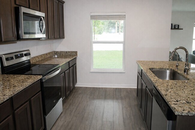 Foto del edificio - 72 Brewster Ln