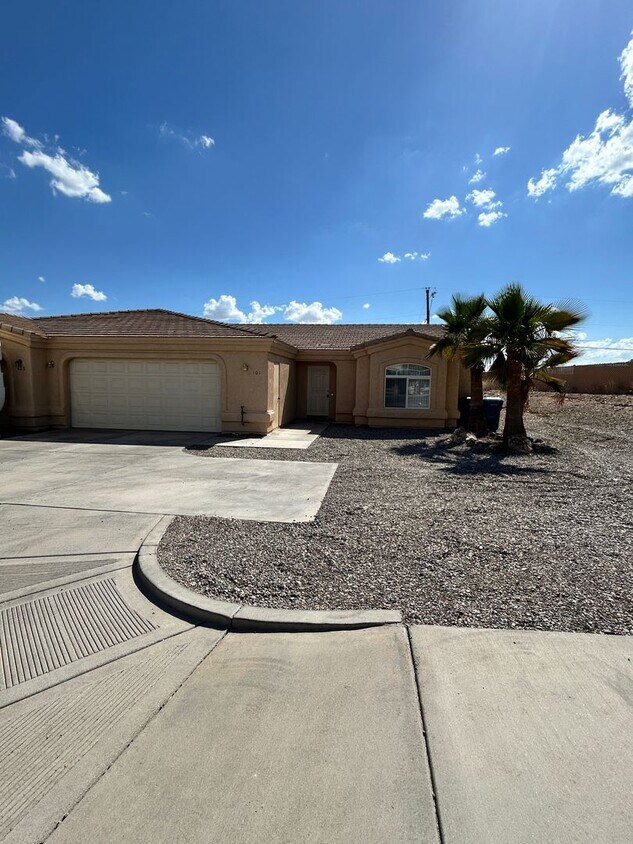 Foto principal - 425 Hummingbird Dr
