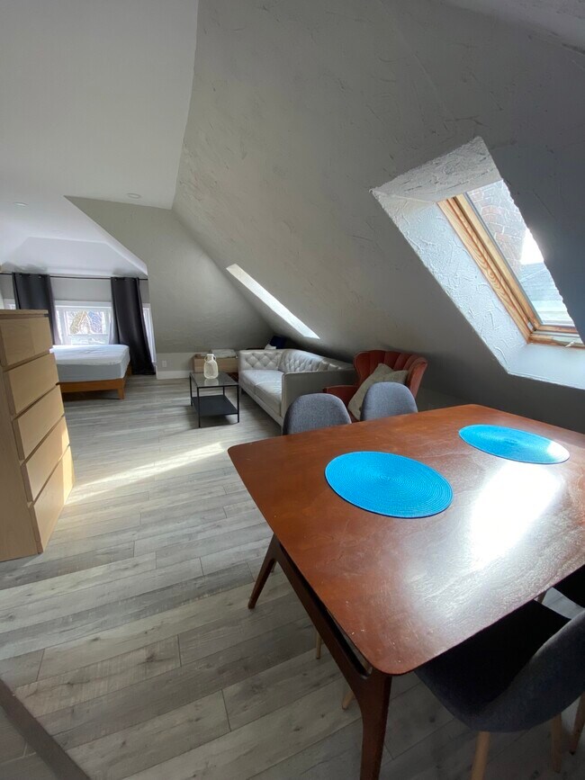Photo du bâtiment - SOUTH-END VICTORIAN-STYLE HOUSE – LOFT STUDIO APARTMENT