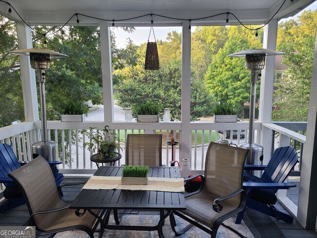 Foto del edificio - 2174 Whittier Pl NW