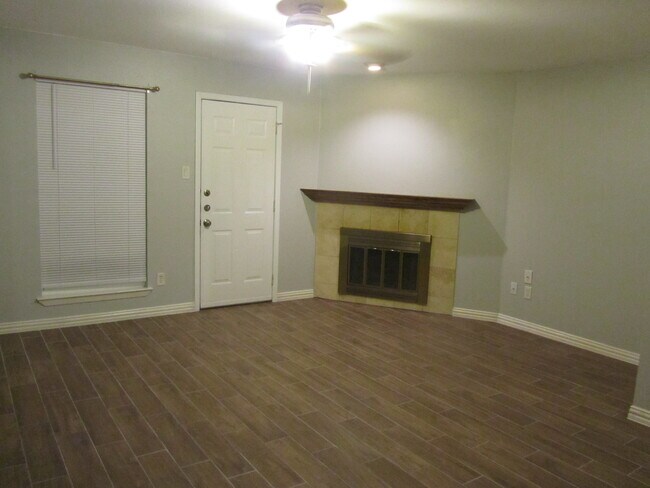sala de estar y chimenea - 239 W Peach St
