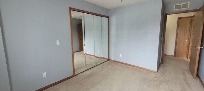 Building Photo - Two Bedroom Condo in Stadium Meadows!