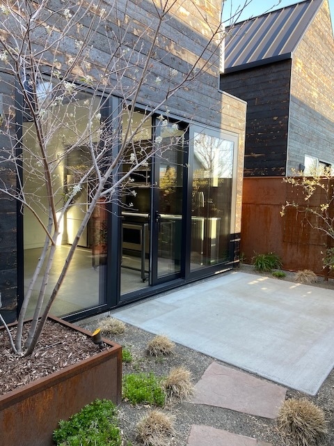 Patio and private entrance - 3835 N High St