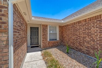 Building Photo - 16015 Surrey Woods Dr