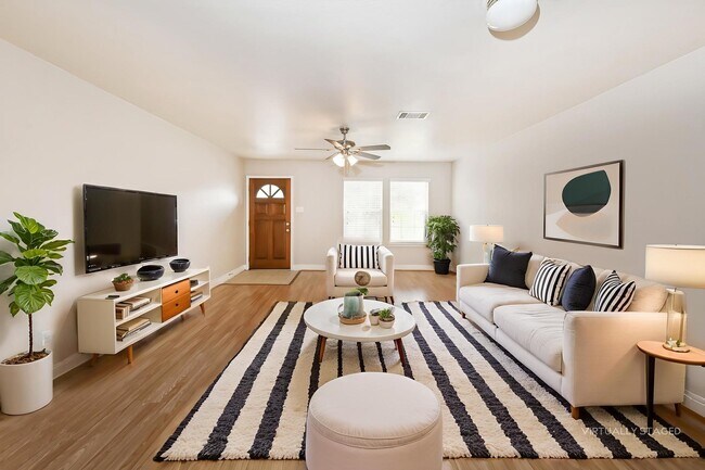 Foto del edificio - 22811 Precious Pl