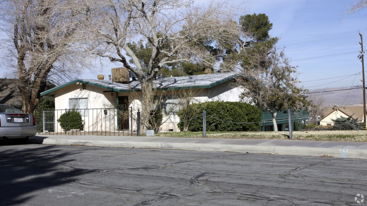 Primary Photo - 317 E Fredricks St