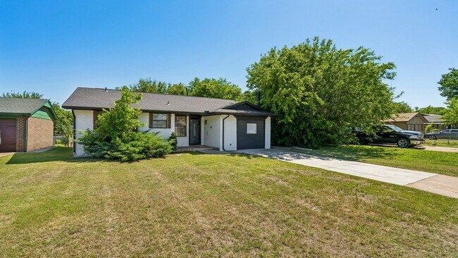Building Photo - Charming 3 Bedroom Home with Spacious Backyard