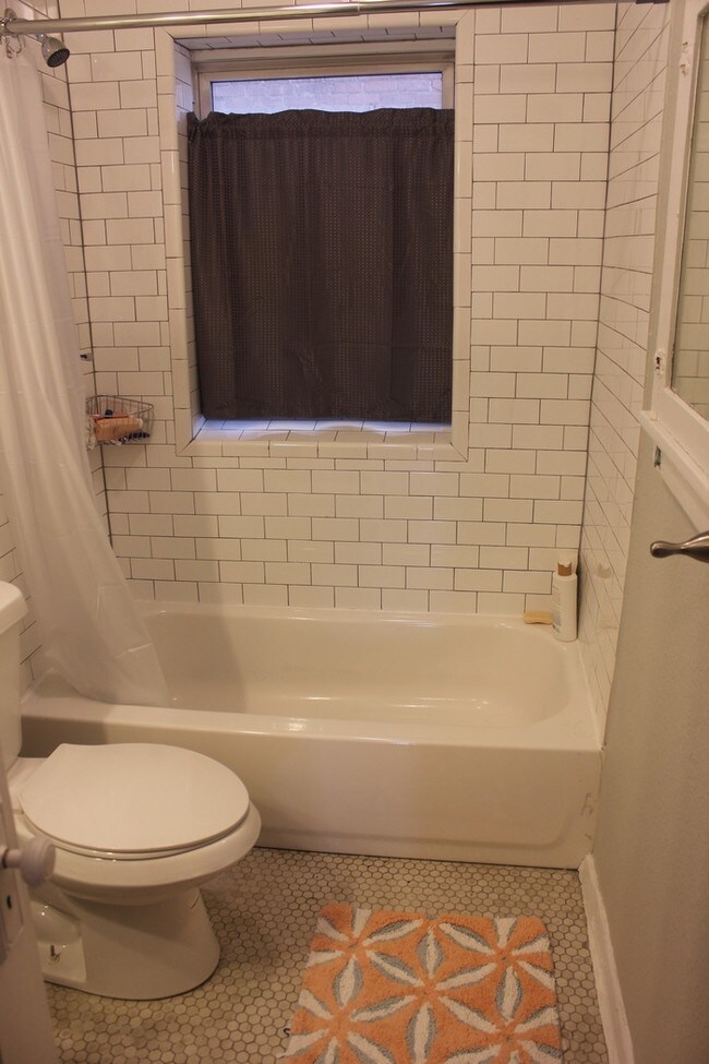 Building Photo - 2733 Gillham | In-Unit Laundry + Google Fiber