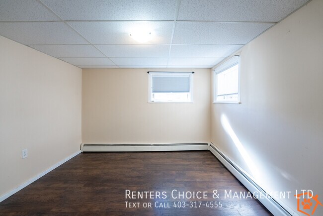 Photo du bâtiment - Conveniently Located and Pet Friendly Basement Suite with Yard Space