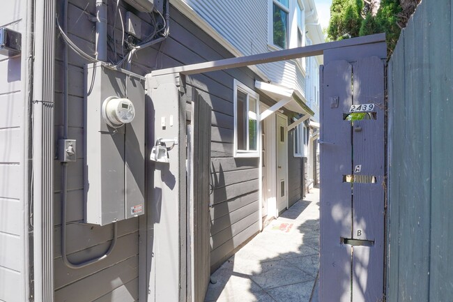 Foto del edificio - 2439 Roosevelt Ave