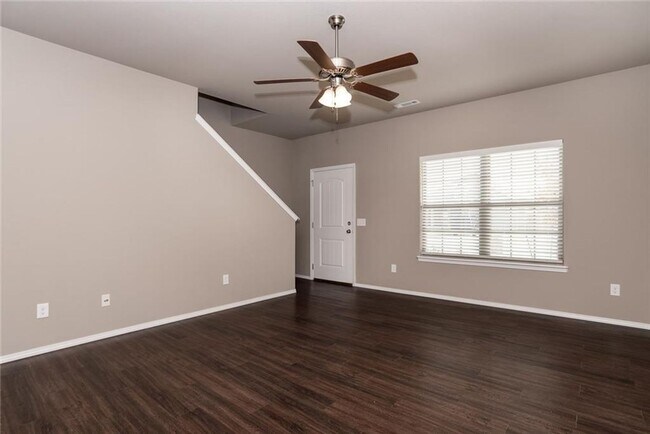 Foto del edificio - 4 bedroom 2.5 bath in Lowell-south of Promanade