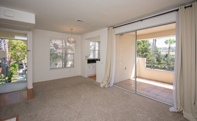 Foto del edificio - Beautiful Upstairs 2bd/2bth Condo in Carme...