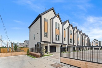 Building Photo - 5211 Pine Tree Dr