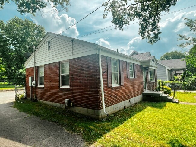 Building Photo - 6025 Robertson Ave