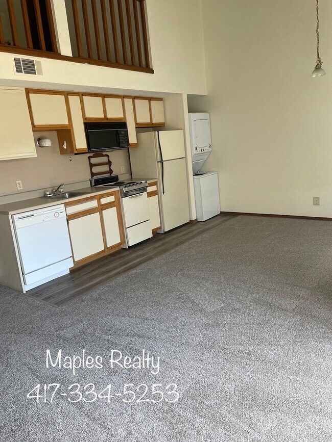 Building Photo - UNFURNISHED 2 BEDROOM 2 BATH PENTHOUSE LOF...