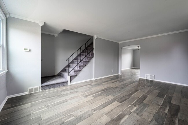Building Photo - End row home! Stainless appliances, Laminate flrs., New Carpet, Central A/C, Garage, two (2) car ...