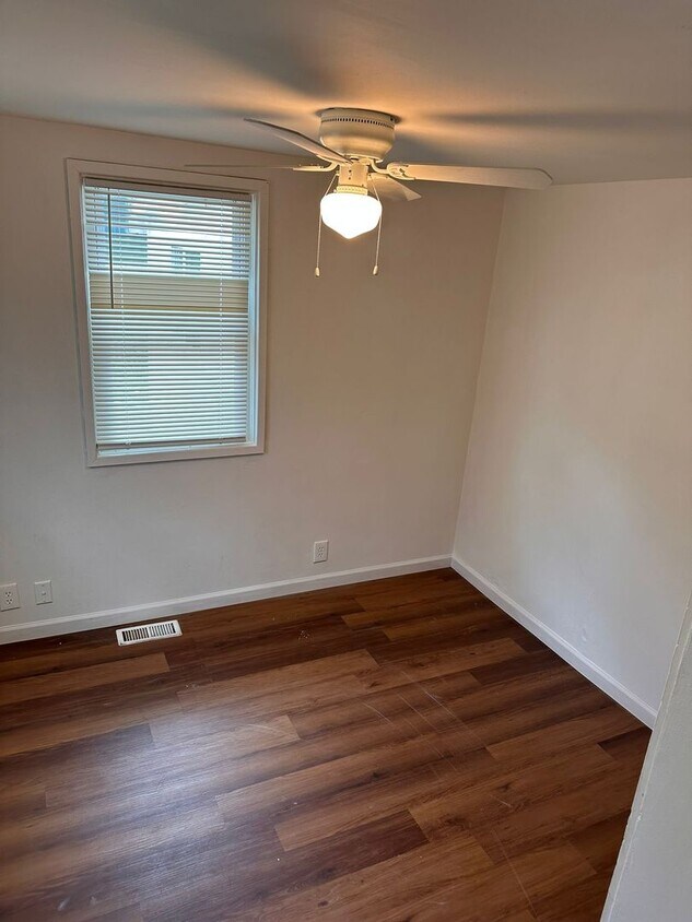 Building Photo - 4 bedrooms 2 Full bathroom. The house is v...