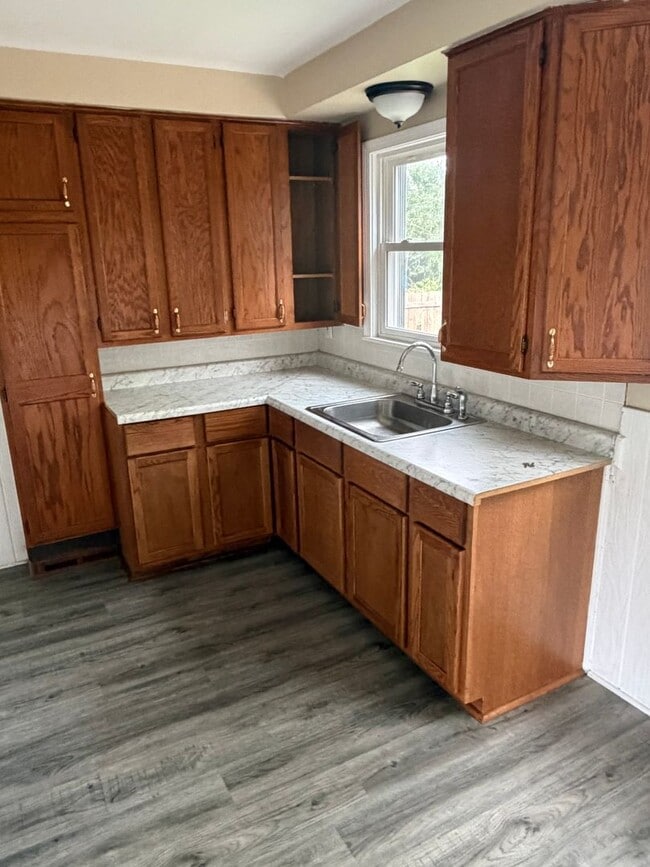 Building Photo - 2 bedroom house Ranch with basement and garage