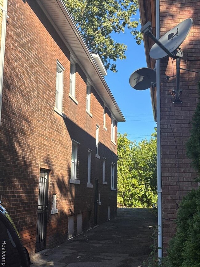 Building Photo - 3008 Cortland St