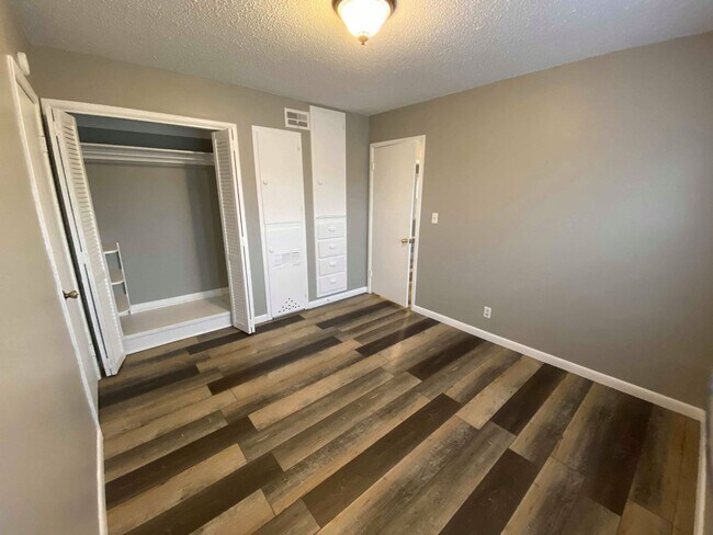 Foto del edificio - 3 Bedroom On West Side!