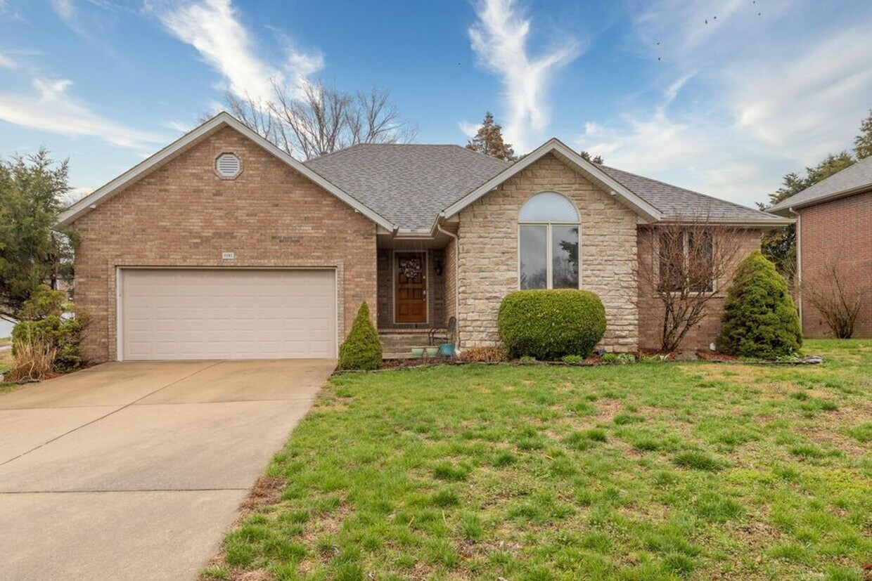 Primary Photo - 3 Bedroom Home 2 Bath 2 Car Garage - Great...
