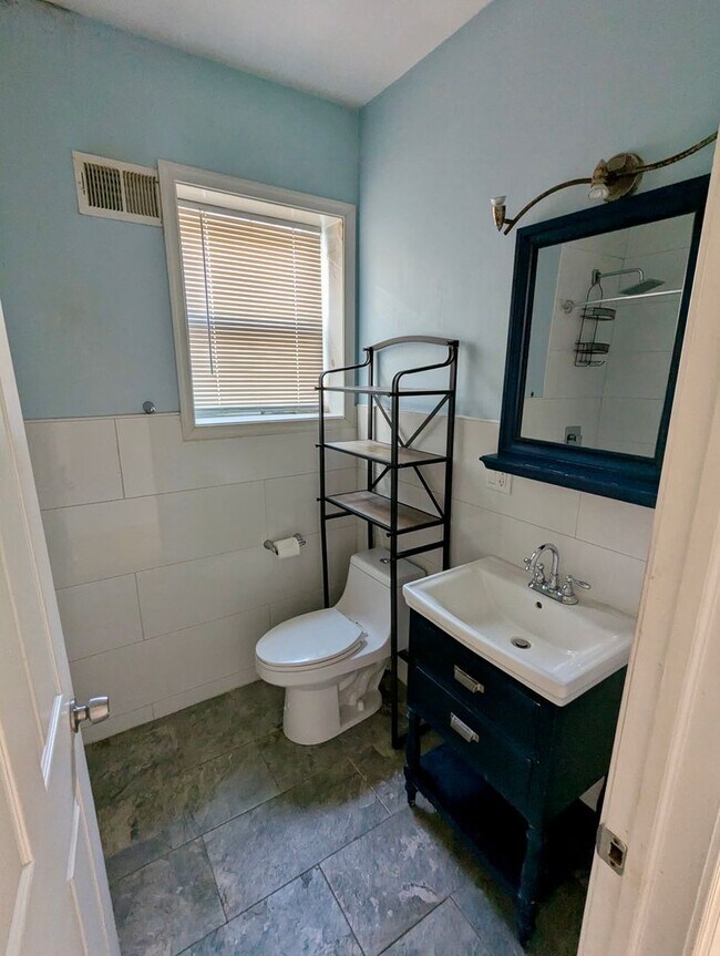 Foto del edificio - Your New Home In Point Breeze - 3br/1.5ba with wood flooring, granite counter tops, steel applian...